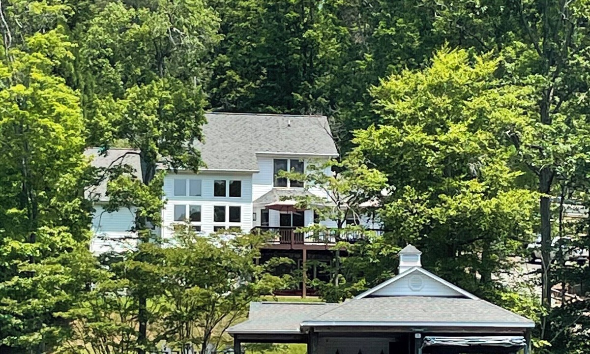 High Point House | Lakefront LUXURY- Deep water cove, lg covered dock, hot tub, kayaks + 2 game rms