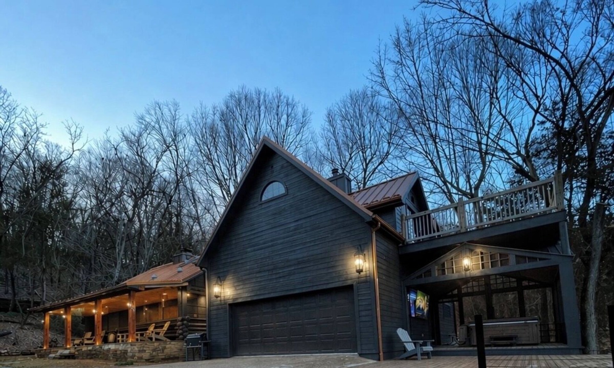Garfield House | Lakefront Luxury Log Cabin 6 Private Acres, 6p Hot Tub, Firepit, Kayaks, 86” TV