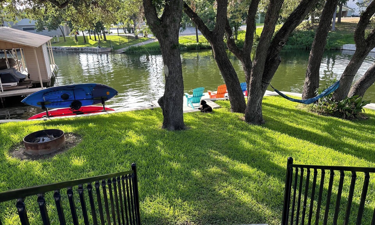 Kingsland House | Lakefront Luxury on quiet cove - Perfect to relax & play! Room for everyone