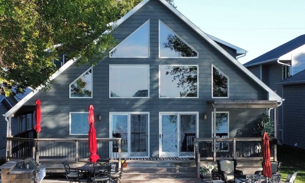 Elwood House | LAKEFRONT LUXURY + PRIVATE DOCK-Sleeps 12.