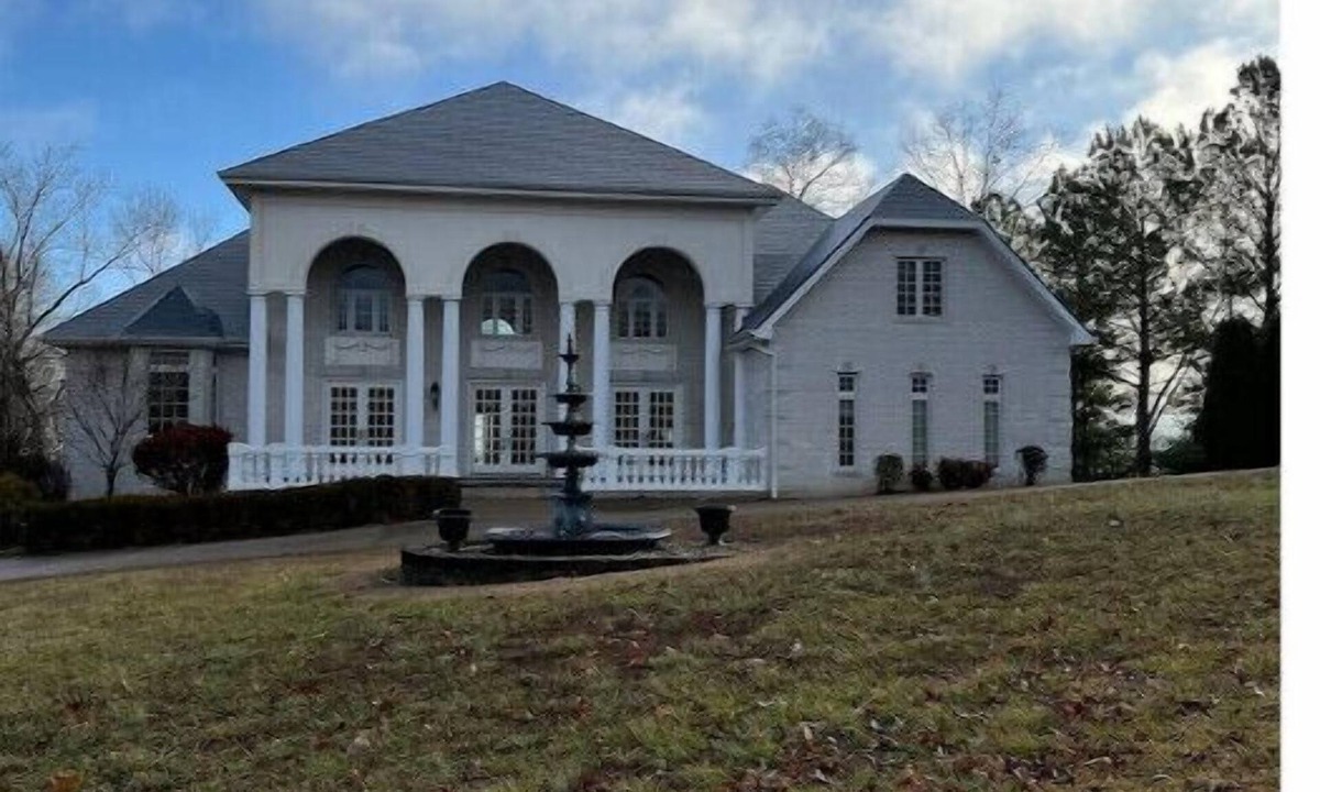 Benton House | Lakefront Manorn