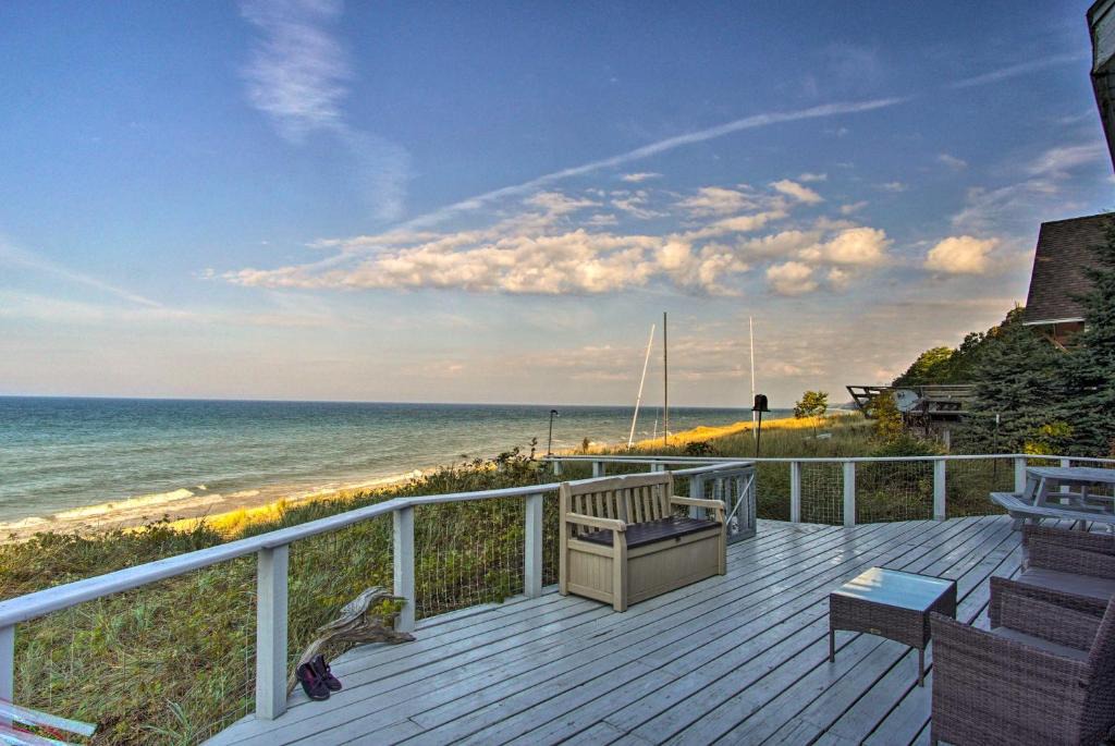 Montague House | Lakefront Montague Cottage with Deck and Beach!