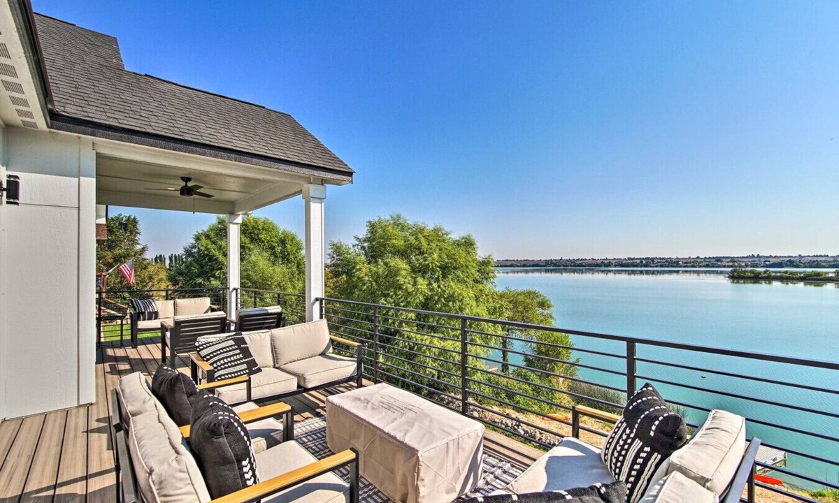 Stratford House | Lakefront Moses Lake Home w/Dock & Game Room!