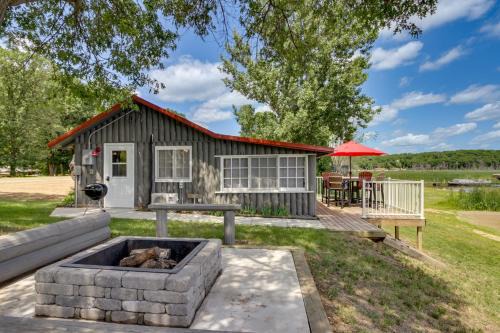 Motley House | Lakefront Motley Cabin w/Private Deck + Dock!