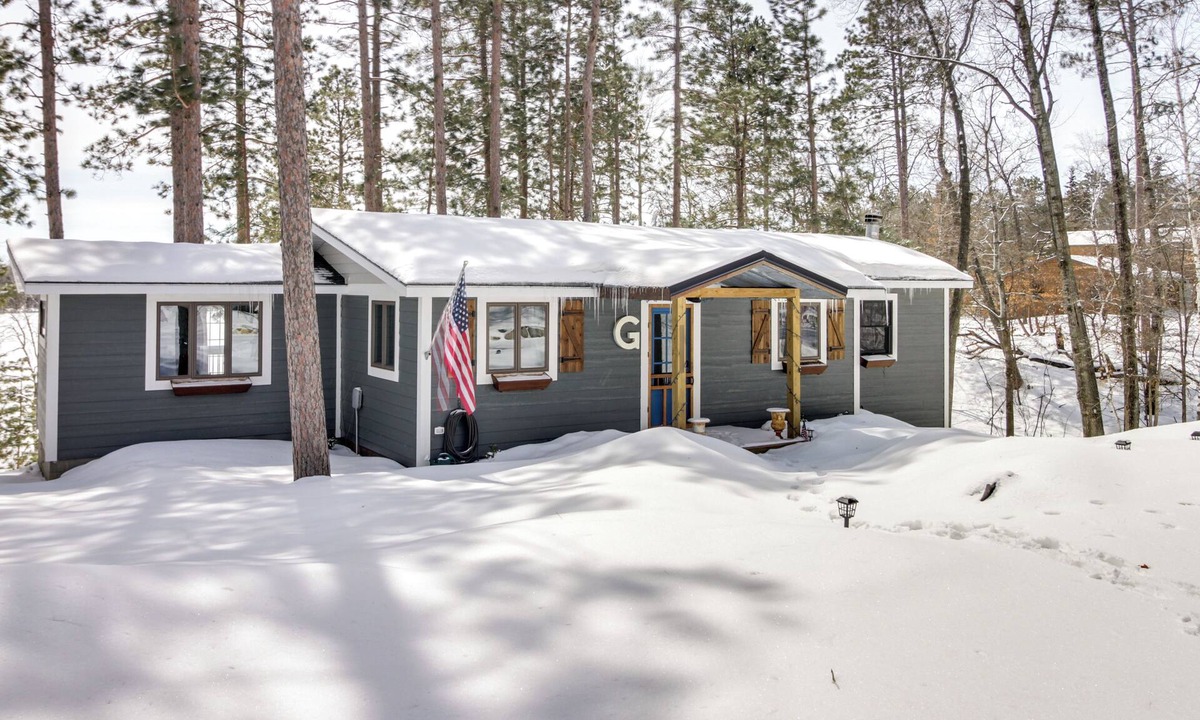 Nevis Cabin | Lakefront Nevis Cabin Escape w/Hot Tub!