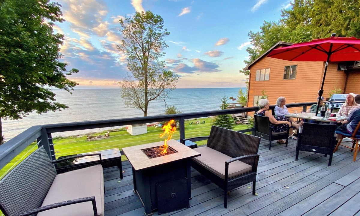 Sodus Cottage | Lakefront Oak Cottage Hot Tub & Fire Pit