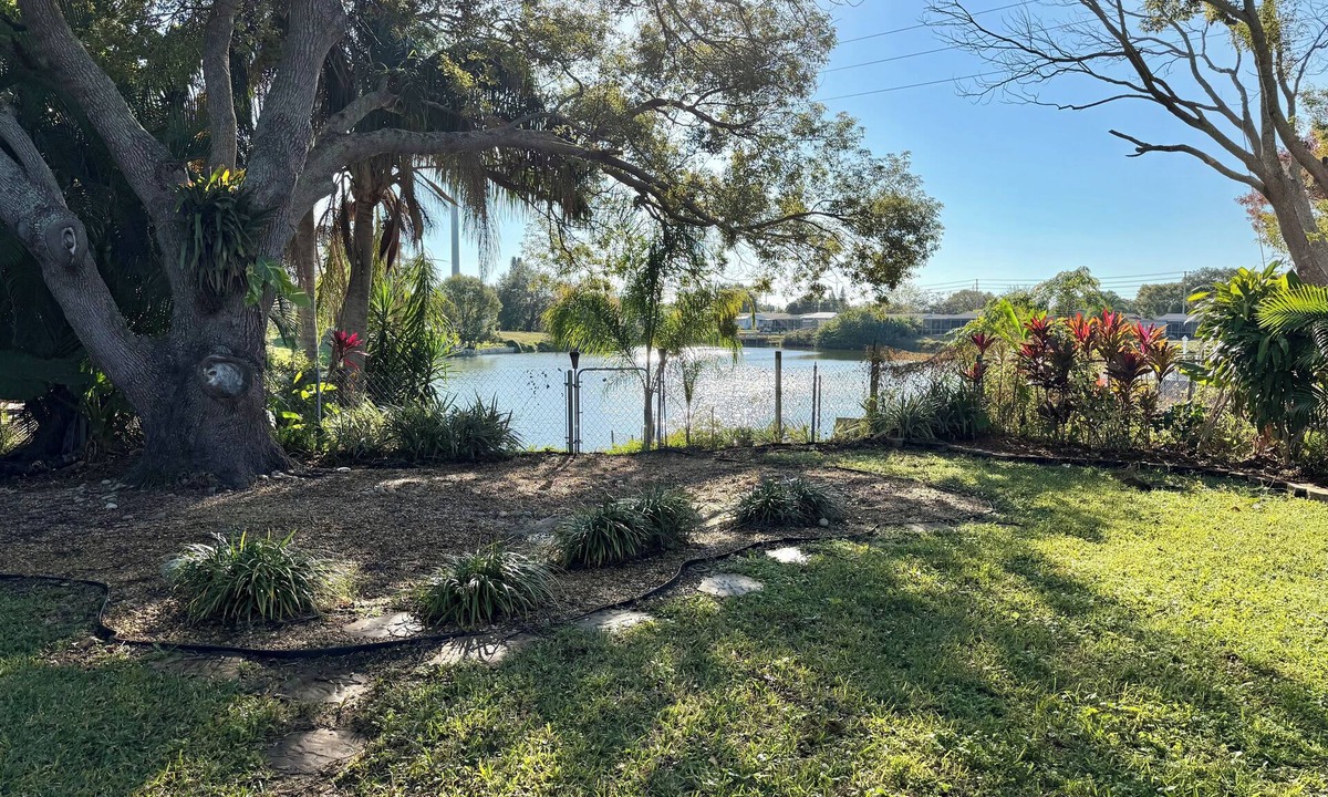 The Lakes House | Lakefront Oasis - 3BR 2BA + Coffee Bar + Screened Lanai