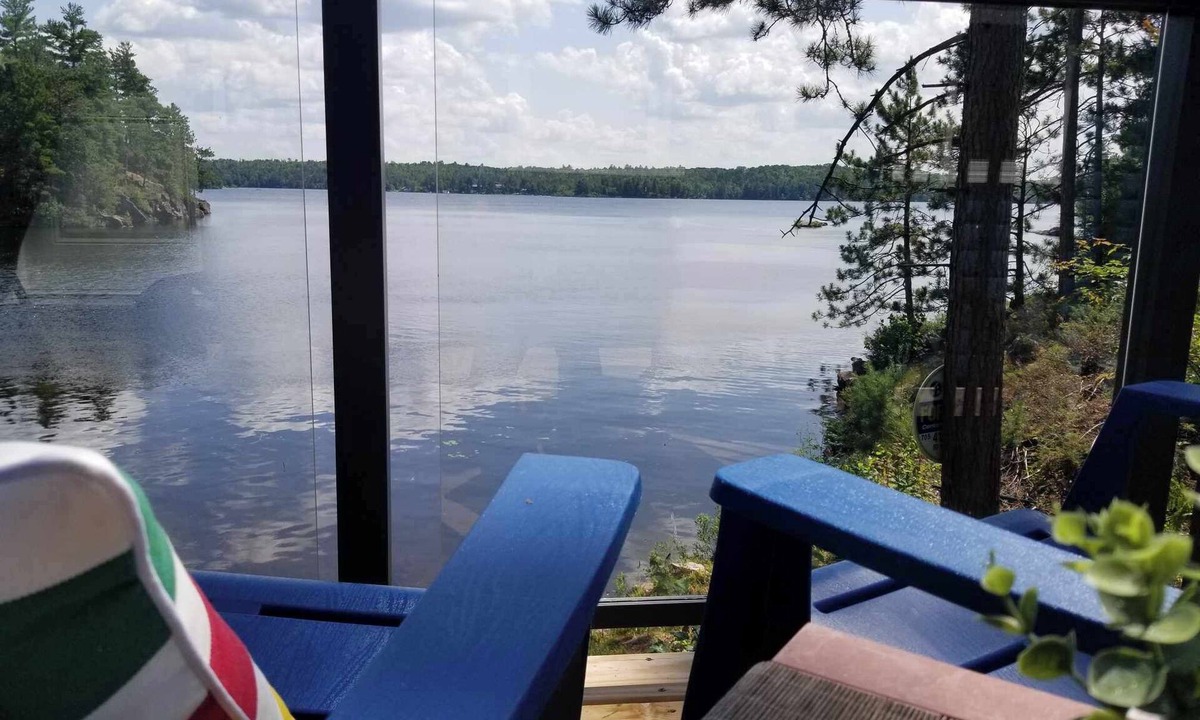 Twin Bay Cottage | Lakefront oasis.