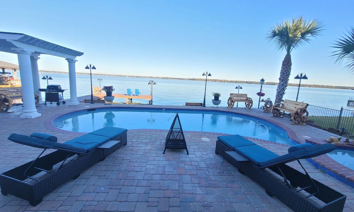 Atascocita House | Lakefront Oasis