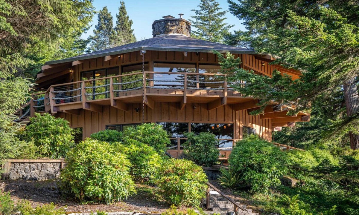 Saunders Lake House | Lakefront Octagon Hot Tub Wine Bar Game Room