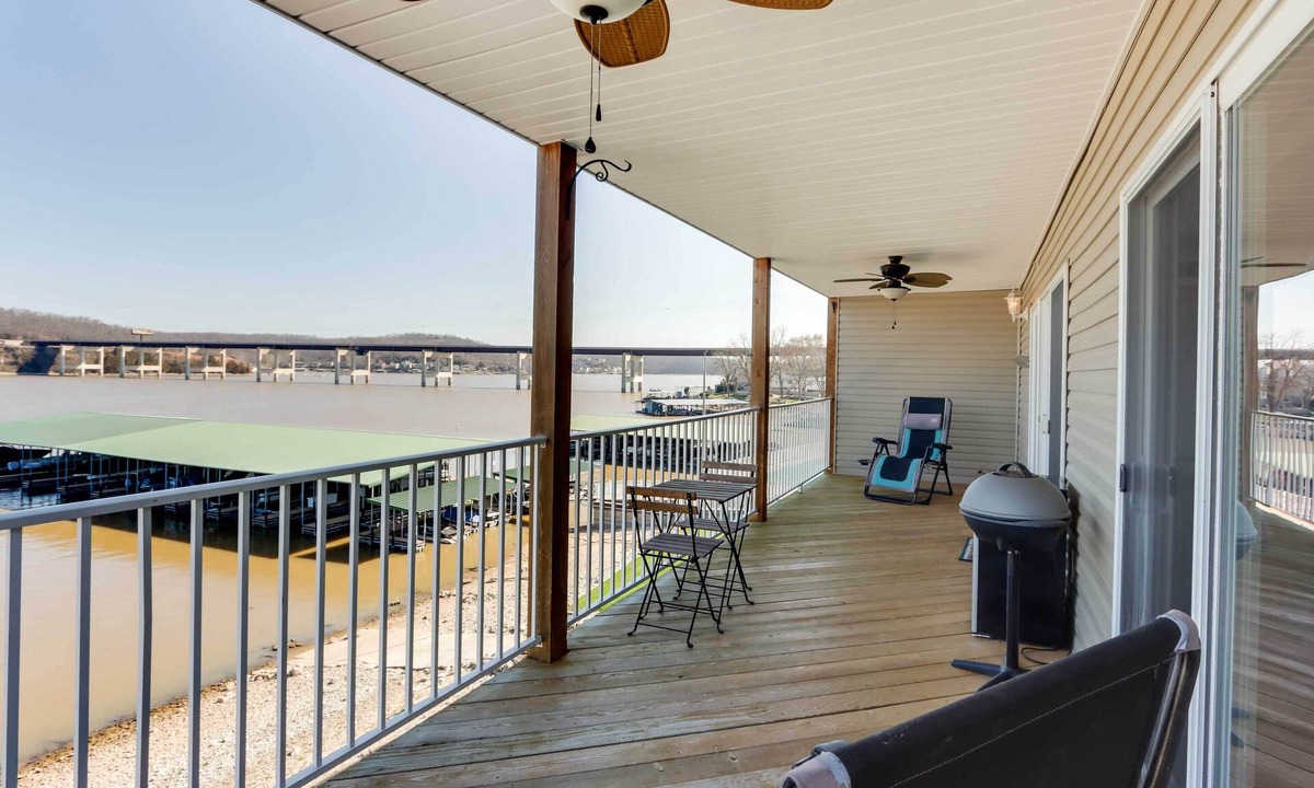 Camdenton Condo | Lakefront Ozark Condo w/Spacious Balcony!