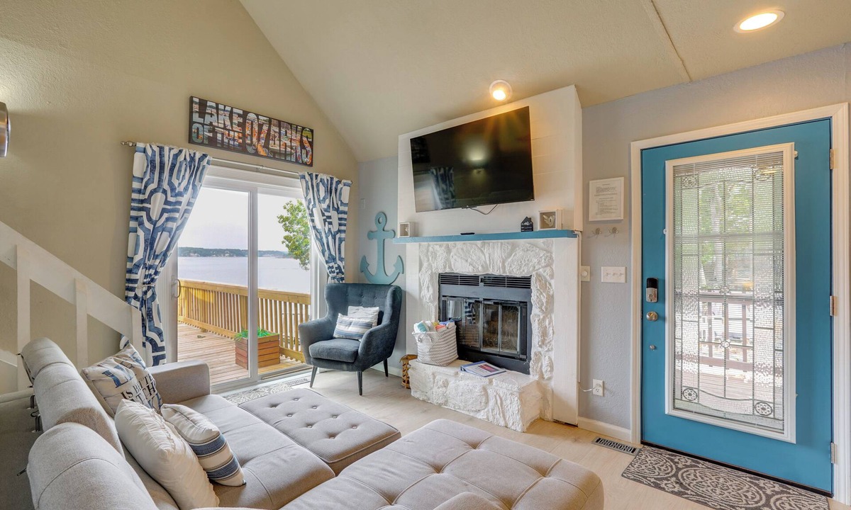 Linn Creek House | Lakefront Ozarks Home: Deck + Boat Dock!