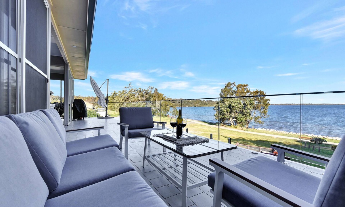 Lake Munmorah House | Lakefront peaceful house with Fireplace