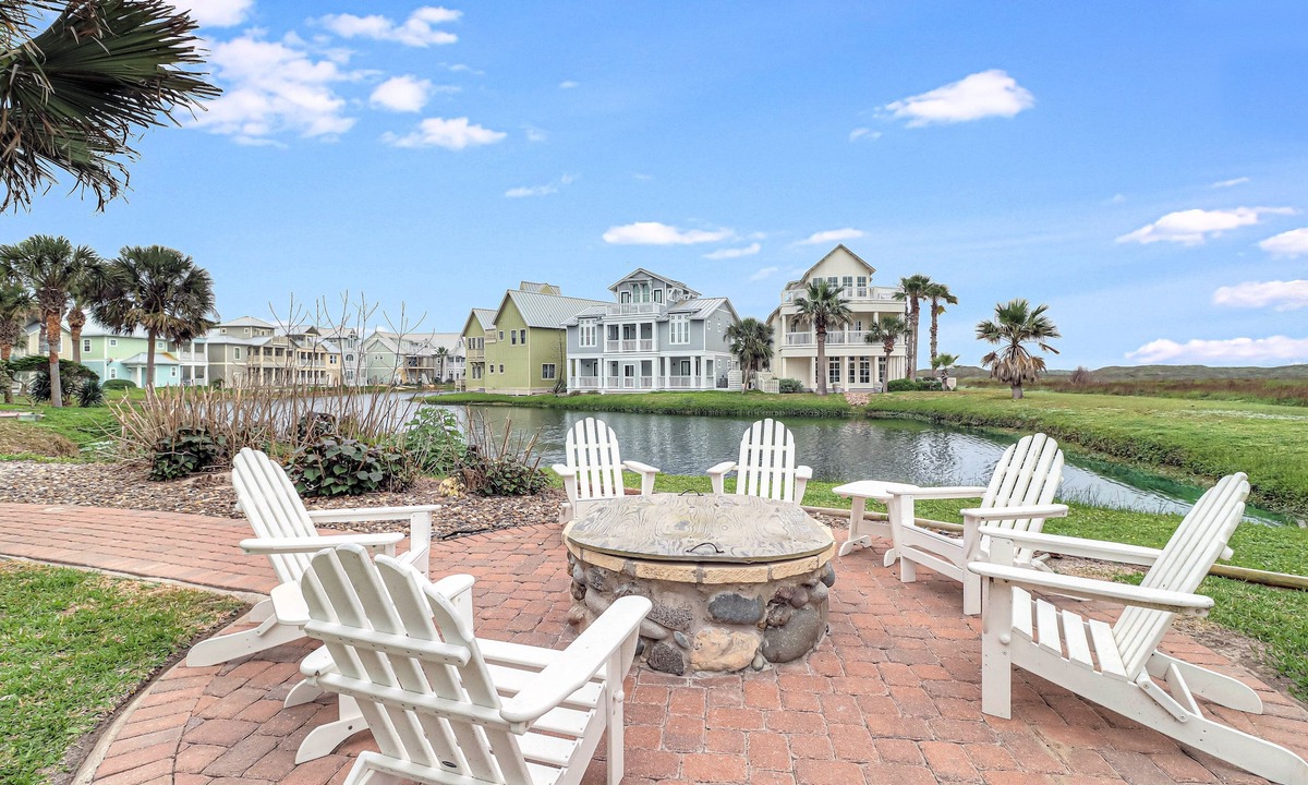 Cinnamon Shore House | Lakefront, Pet-Friendly, Beach Home w/Large Backyard+Loft & Resort Amenities