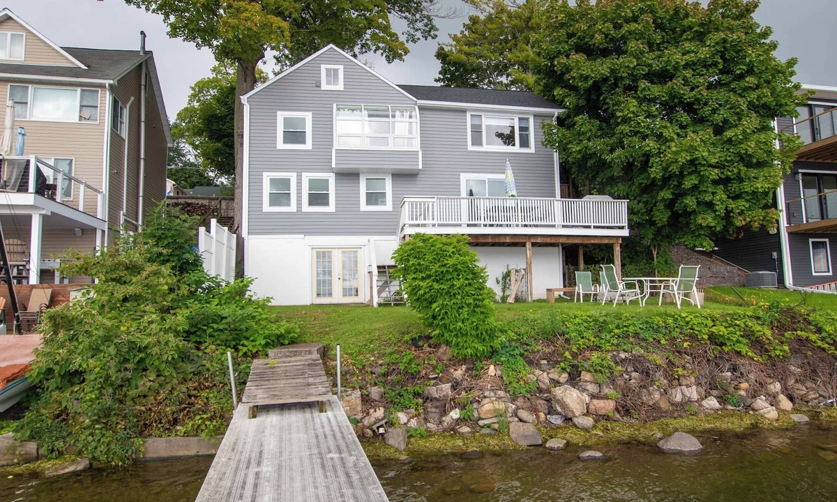 Seneca Falls House | Lakefront | Pet Friendly | Hot Tub | FLX Wineries | Hot Tub