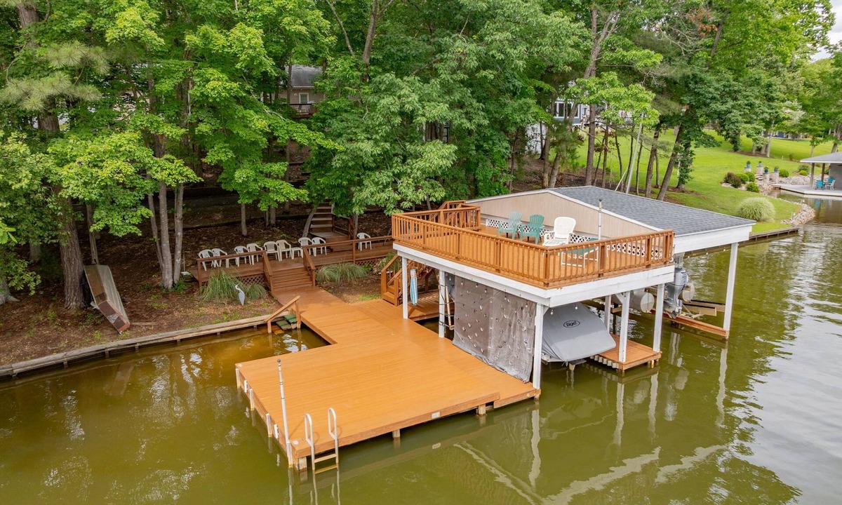 Wise House | Lakefront, Pet Friendly, Dock, Fireplace, Kayak, Cornhole, Grill