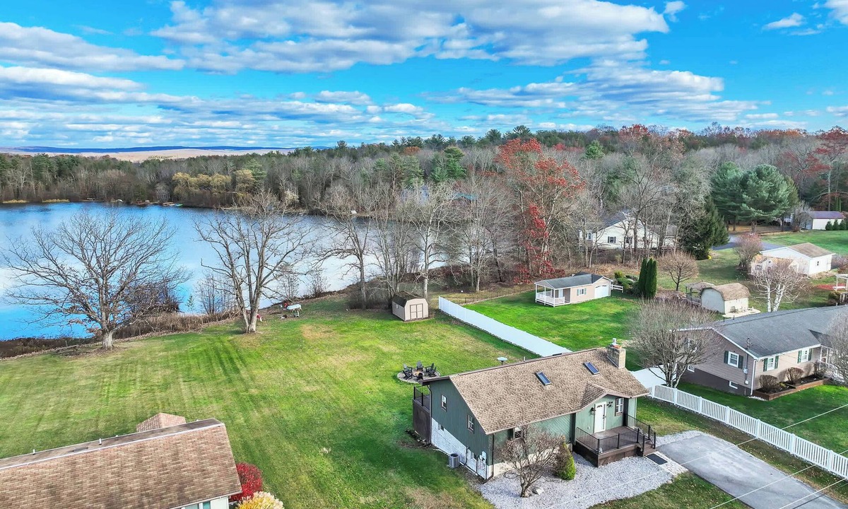 White Haven Cabin | LakeFront Pocono Cabin | Massive Yard & Hot Tub