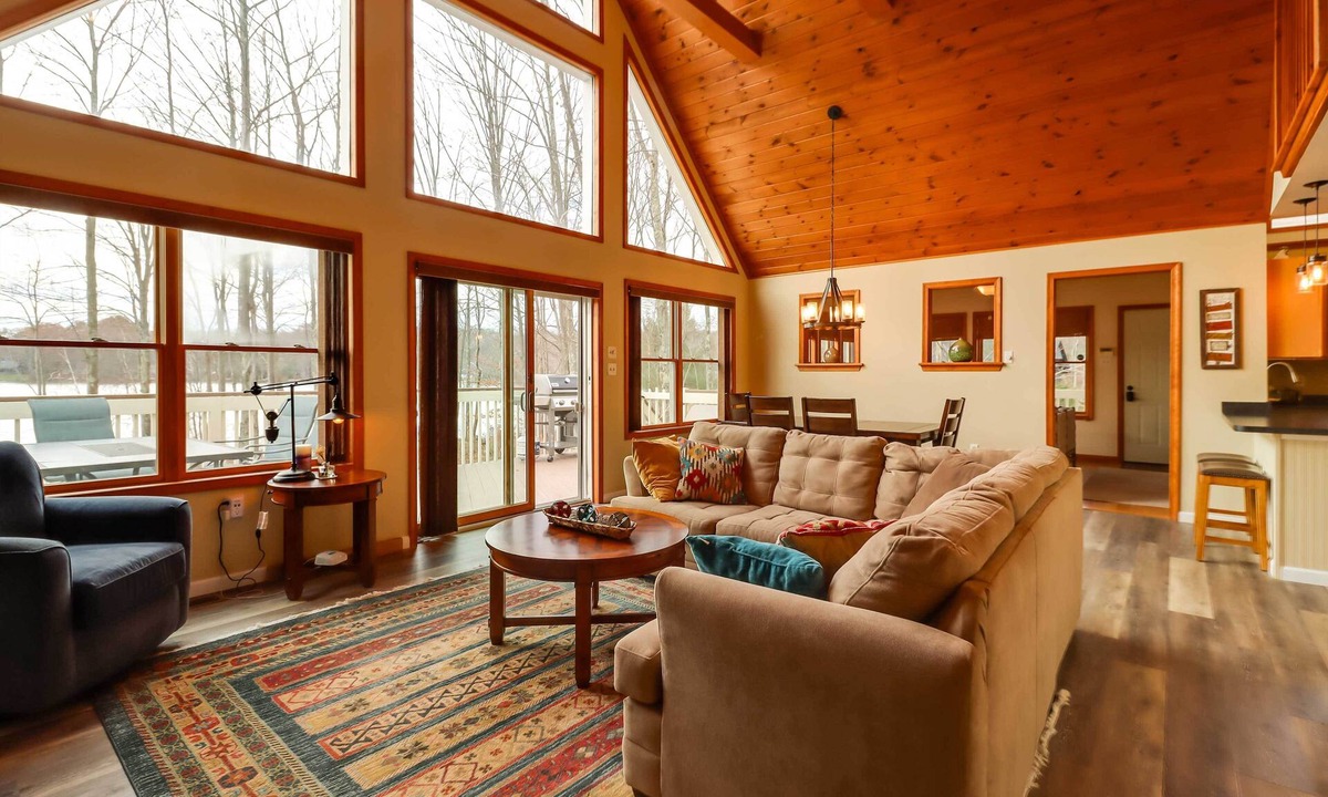 Pocono Lake House | Lakefront Poconos Family Home w/Pool Access