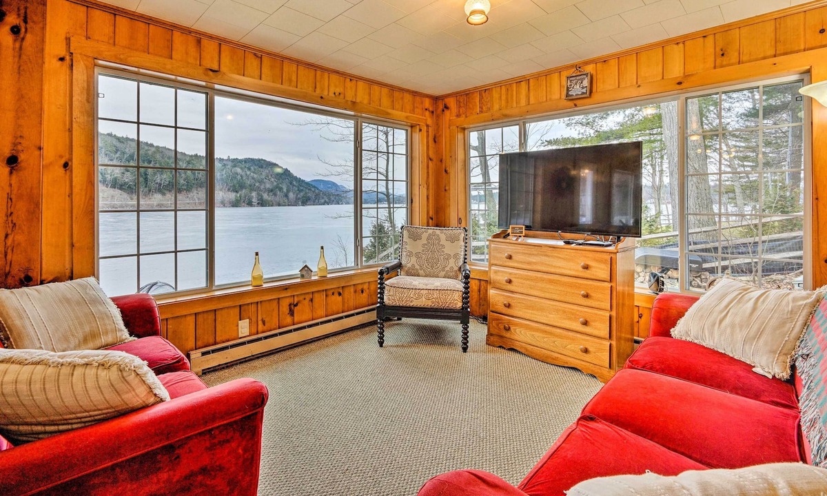 Poultney Cottage | Lakefront Poultney Cottage w/ Deck + Views!