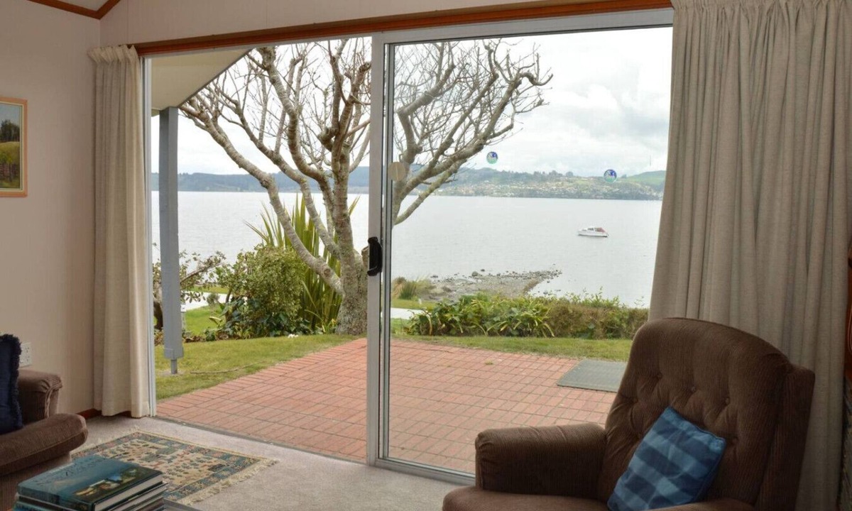 Rainbow Point House | Lakefront prime location in Rainbow Point - fab!