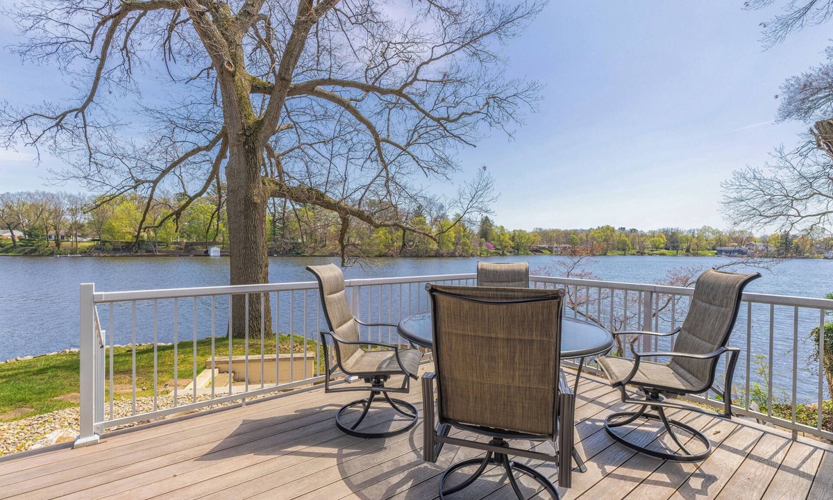 Paw Paw House | Lakefront, private bar- pet friendly