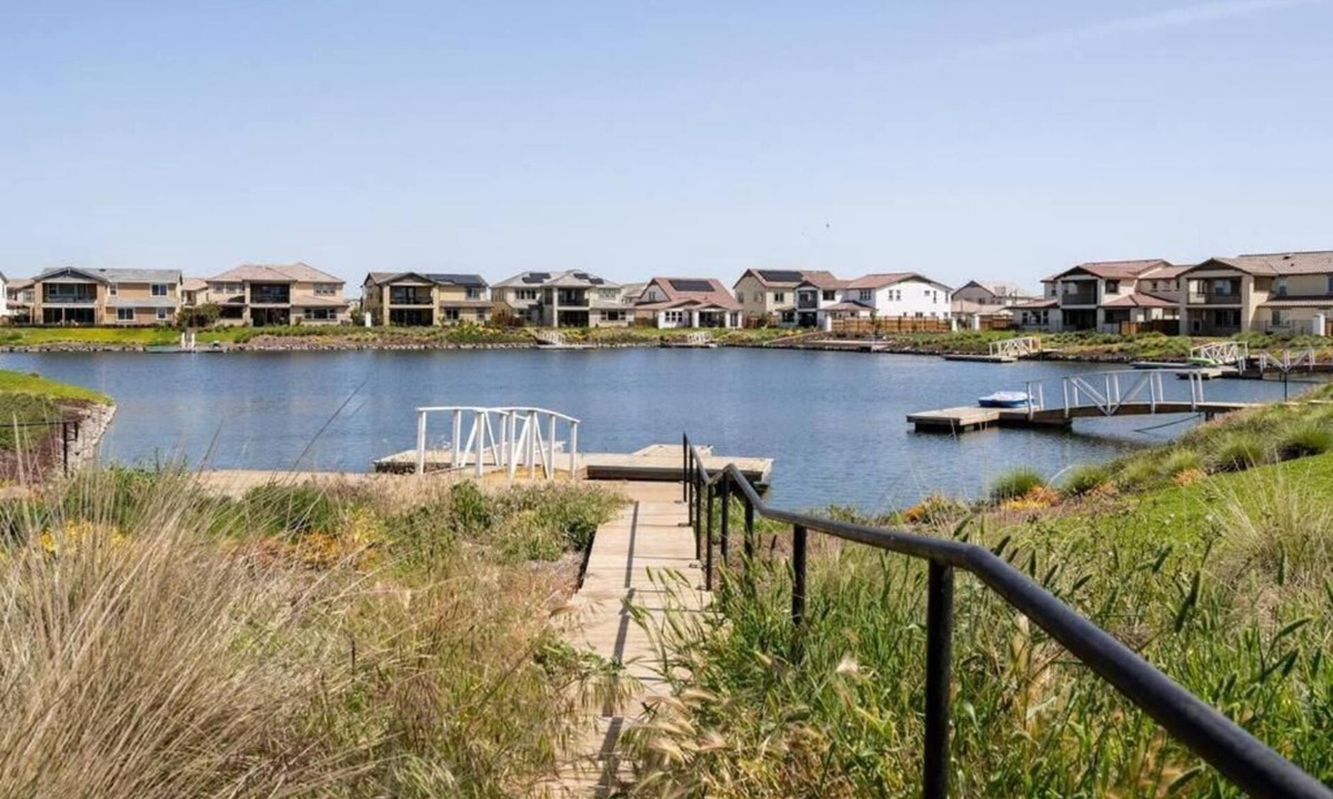 Lathrop House | Lakefront Private Guest Suite + Jacuzzi