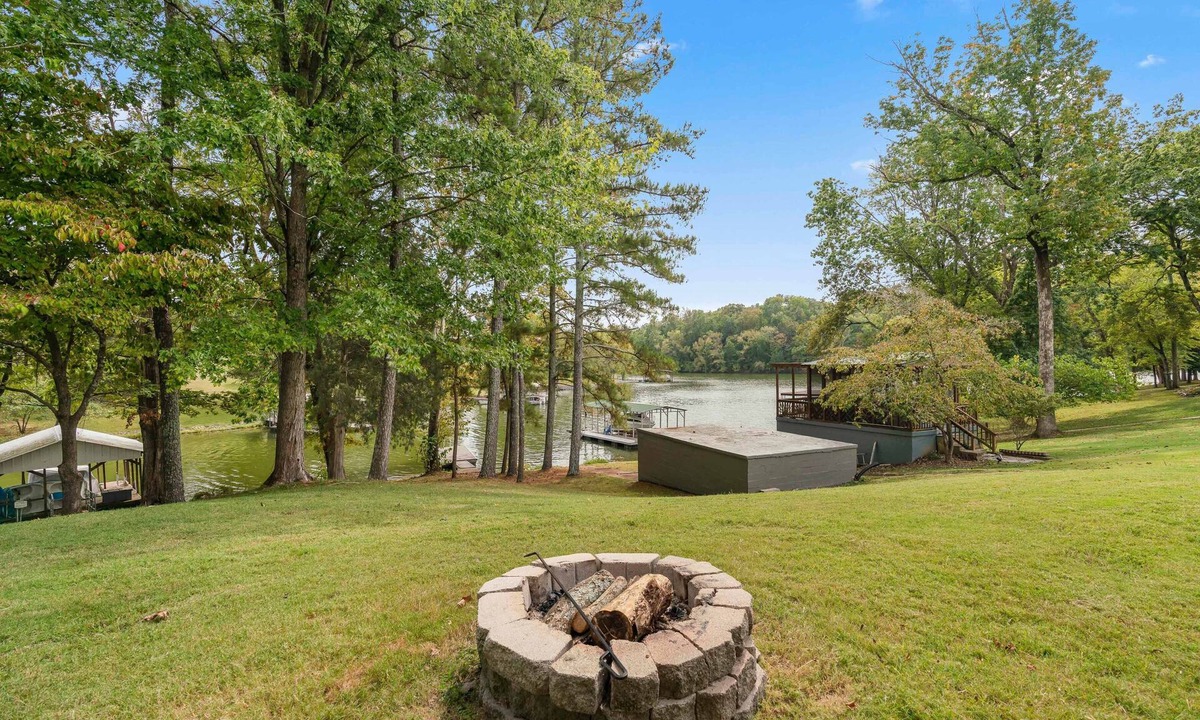 Wilson County House | Lakefront property with 7 bedrooms