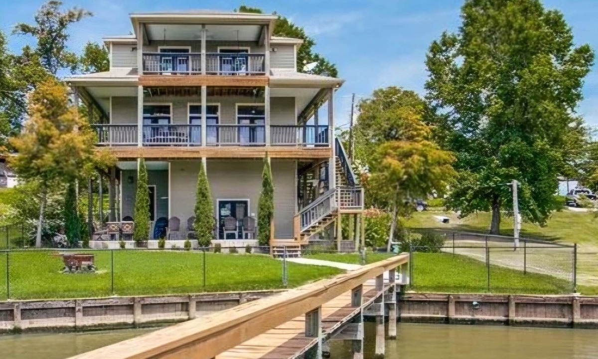 Livingston House | Lakefront relaxation with private dock