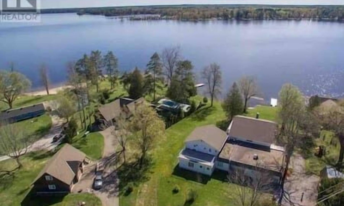 Port Stanton House | lakefront resort, hot tub, sauna #8