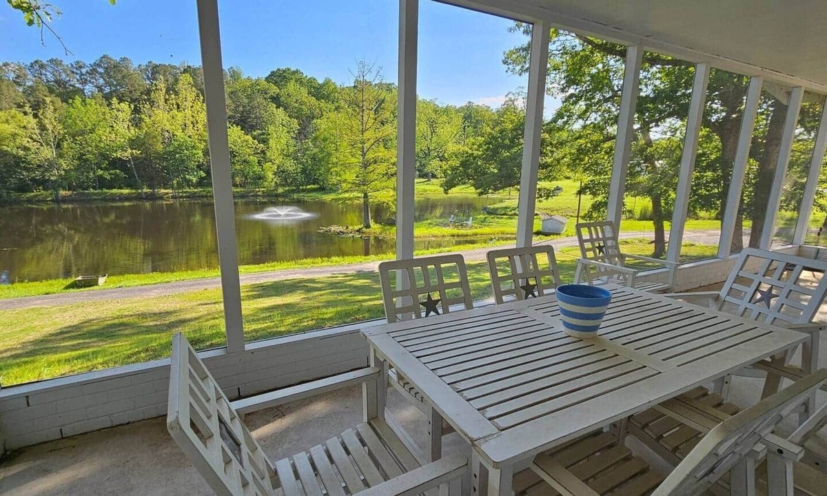 Grubville House | Lakefront Retreat - Sleeps 8 - 1 Hr from STL