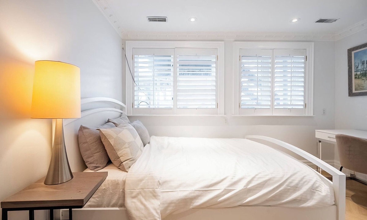 New Toronto House | Lakefront Retreat 10 Min from downtown Toronto