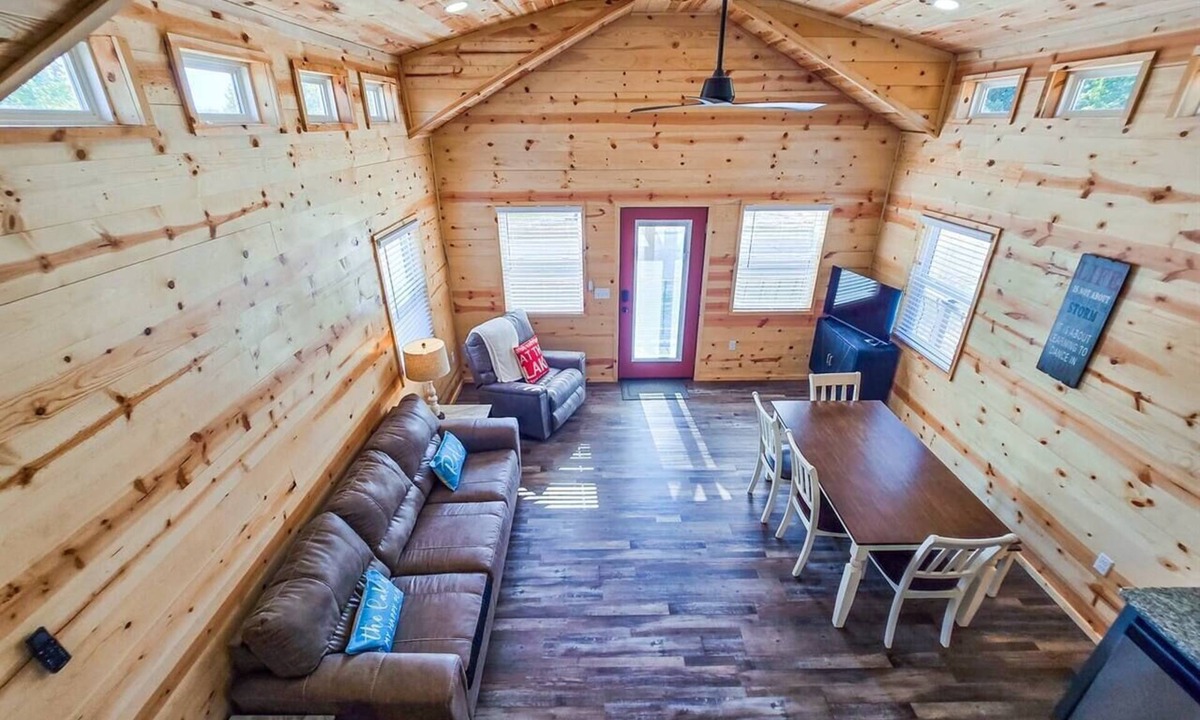 Checotah Cabin | Lakefront Retreat at Belle Starr Marina