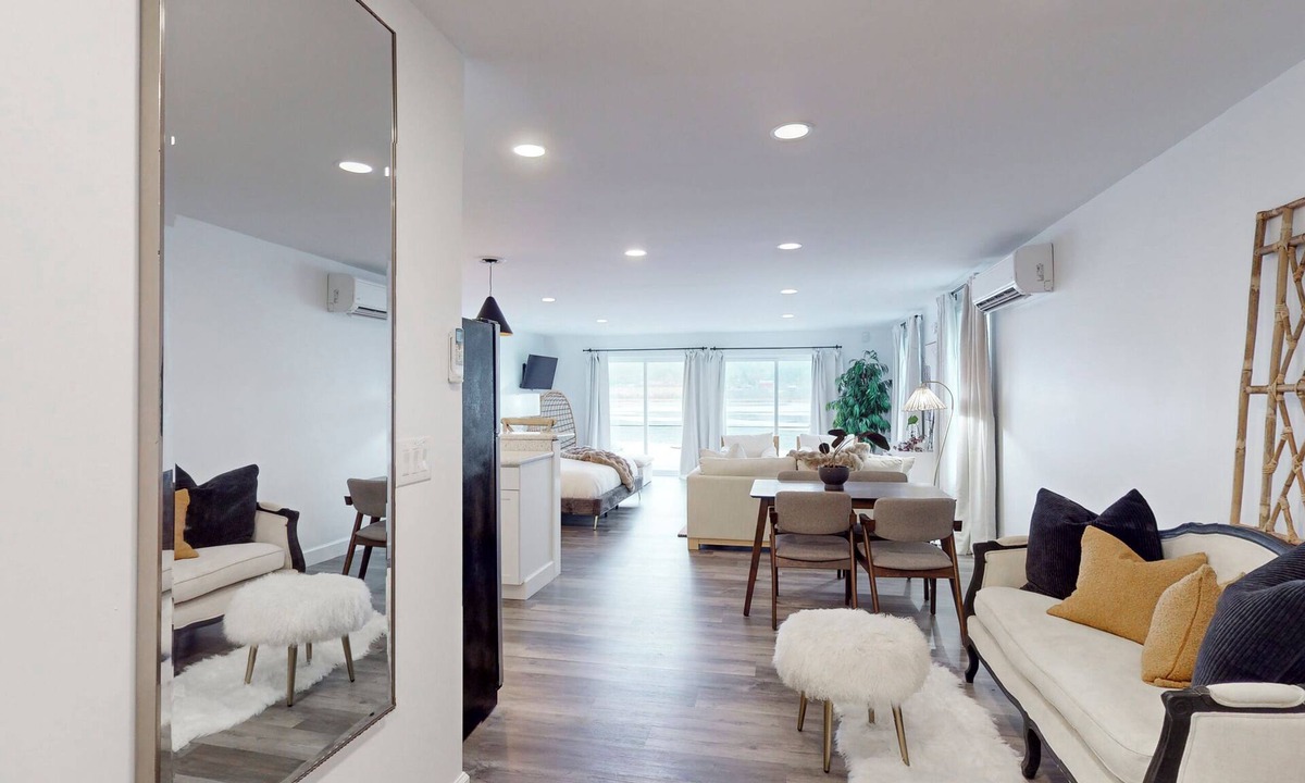 Dundee Apartment | Lakefront retreat at out stylish studio apartments!
