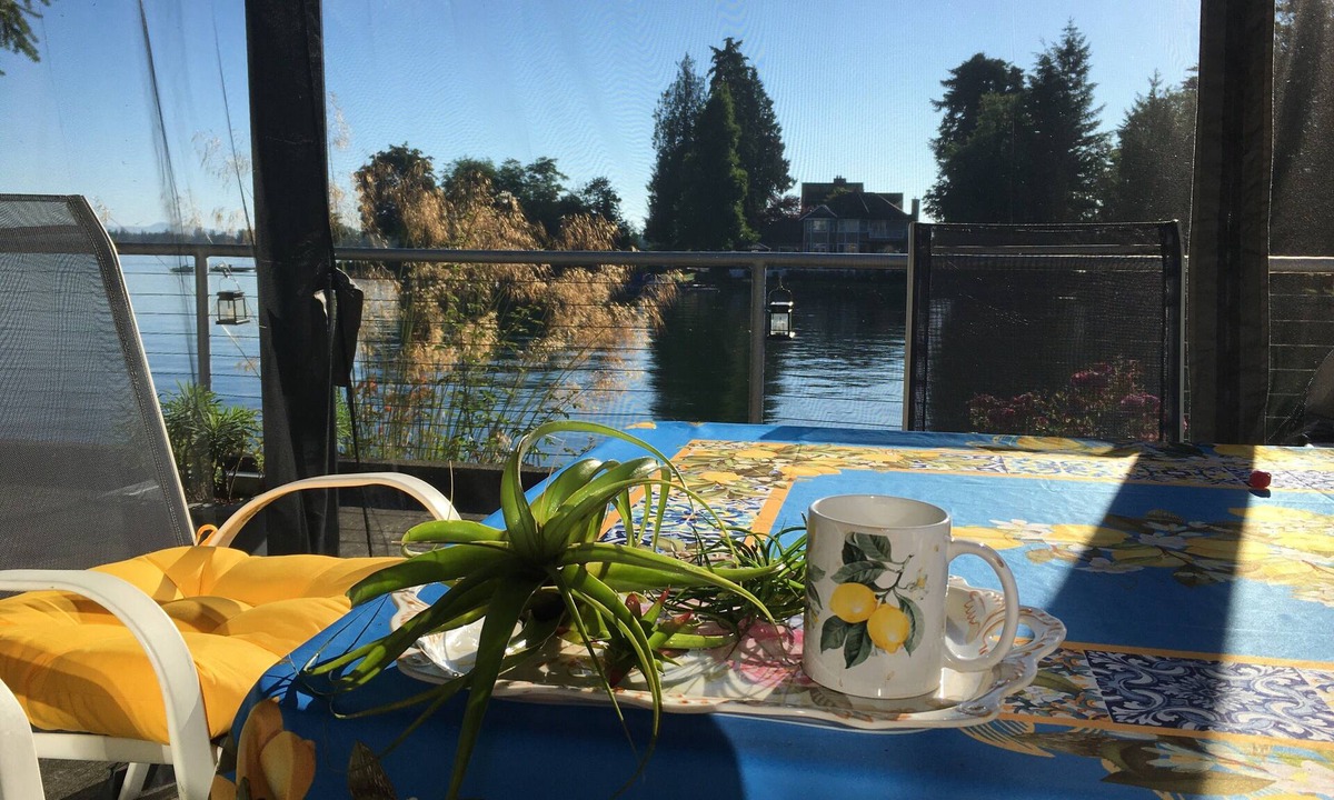 Bonney Lake House | Lakefront retreat house