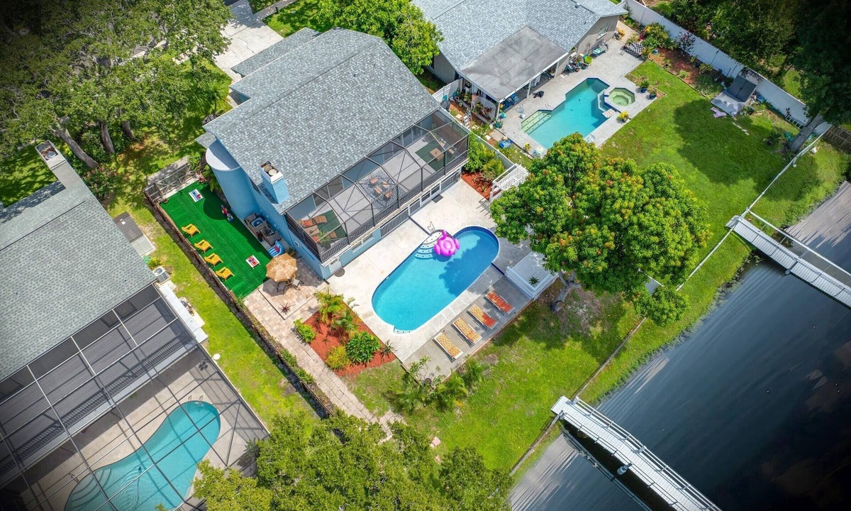 On Top of The World House | Lakefront retreat - Heated Pool - 8 miles to Clearwater beach