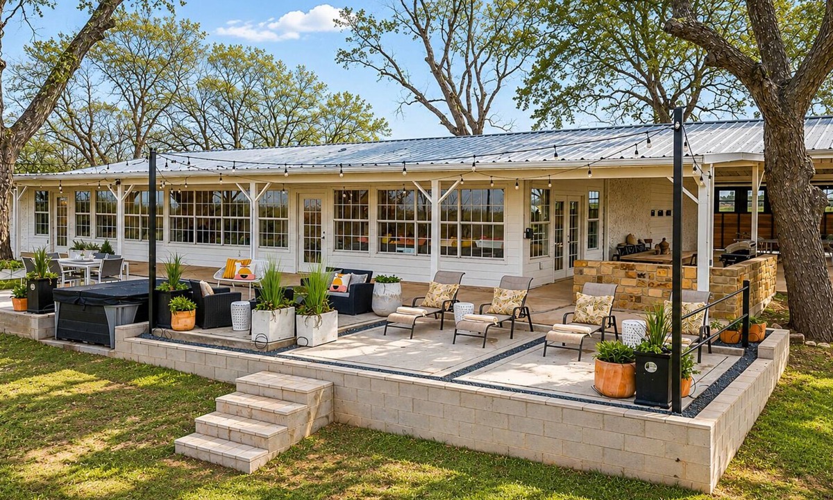 Dennis House | Lakefront Retreat | Hot Tub + Kayaks | Sleeps 20
