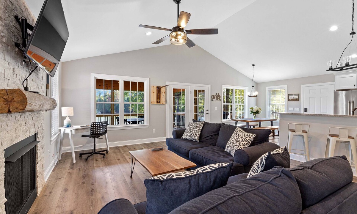 Southmont House | Lakefront Retreat: Kayaks, Dock, Fire Pit & Grill