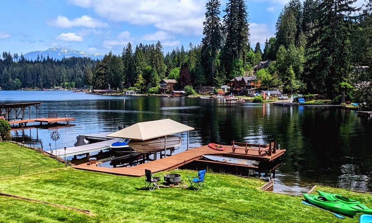 Lake Roesiger House | Lakefront Retreat: Private Dock, Fire Pit, BBQ, AC, Dog Friendly