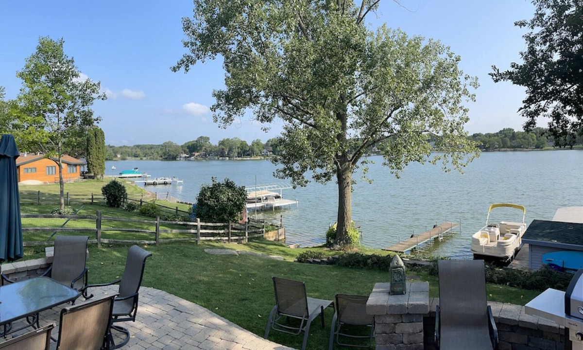 Lake Shangrila House | Lakefront Retreat Sleeps 12, Hot Tub, Boats, 1Gig Fibre, Pets, Wilmot Ski