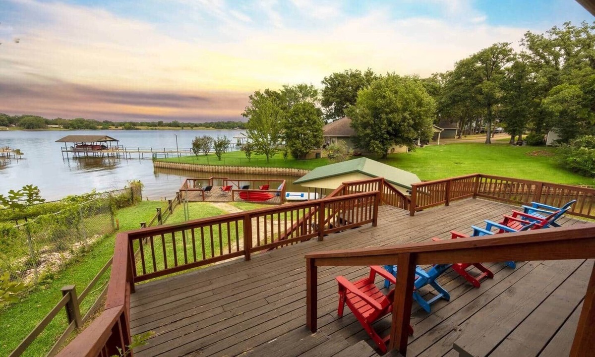 Enchanted Oaks House | Lakefront Retreat | Sleeps 15/Starlink Internet