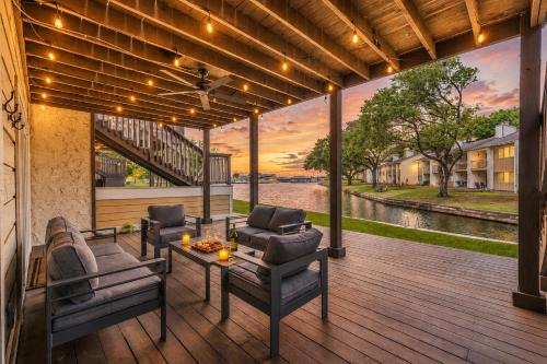 Walden on Lake Conroe House | Lakefront Retreat Swim, Fish & Paddleboard