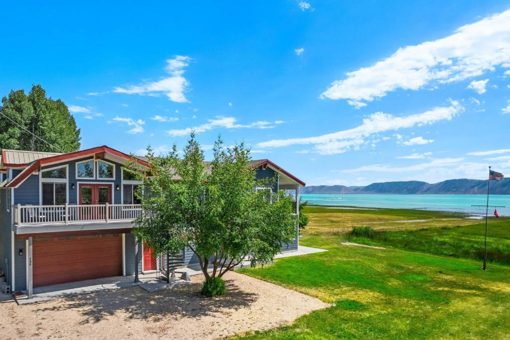 Garden City House | Lakefront Retreat