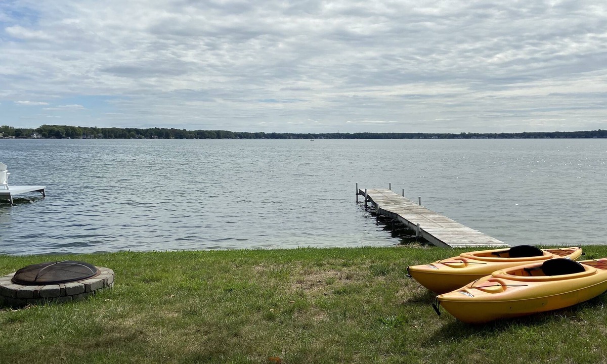 Portage House | Lakefront Retreat