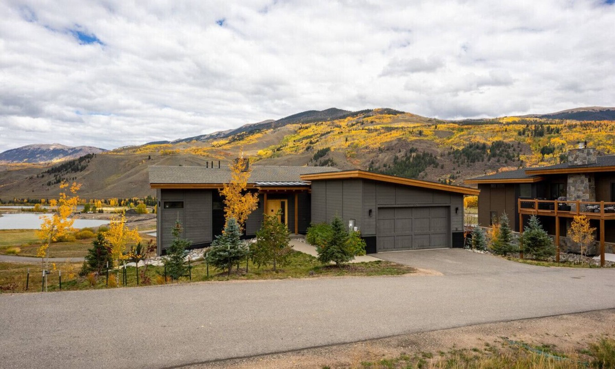 Silverthorne House | Lakefront Retreat | Private Hot Tub + Firepit | Near Hiking Trails