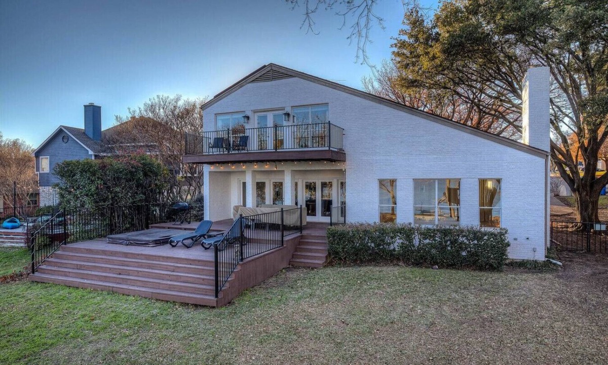 Rowlett House | Lakefront Retreat w/Balcony