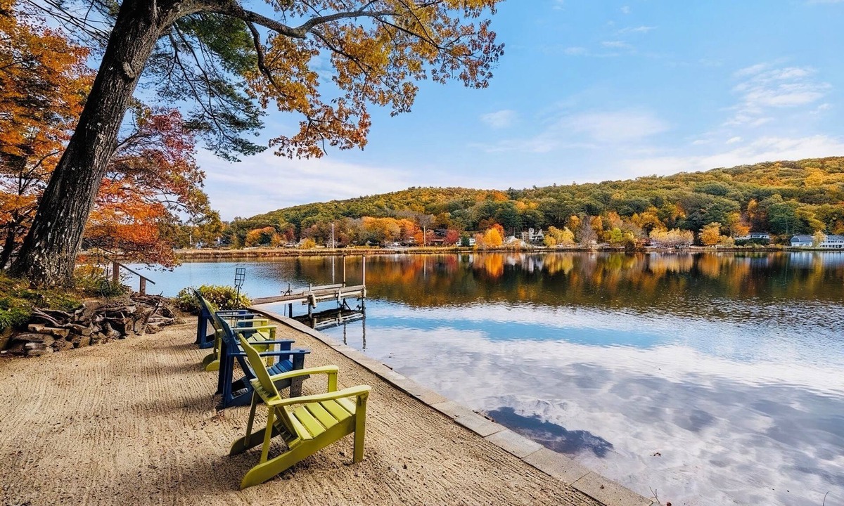 Holland House | Lakefront Retreat w Private Beach, Dock & Kayaks