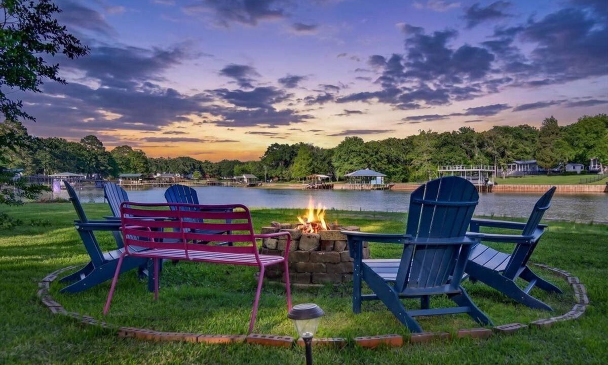 Enchanted Oaks House | Lakefront Retreat w Private Dock, Sandy Beachfront, Kayaks, Firepit & Lilypad