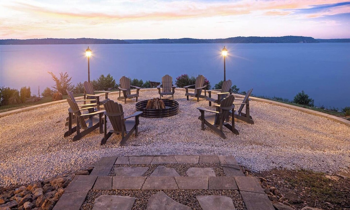 Almo House | Lakefront Retreat w/Pvt Dock, Game Room, Hot Tub, Kayaks