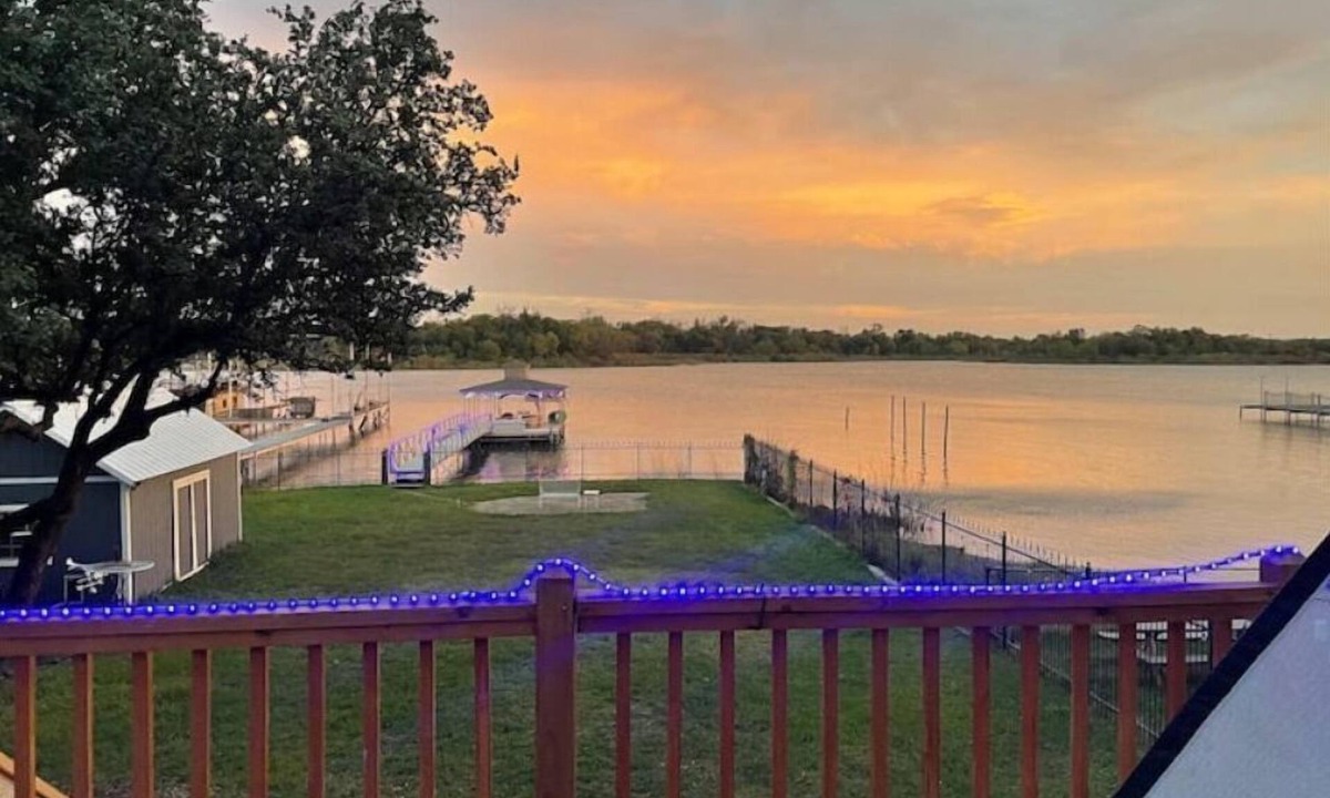 Pecan Acres House | Lakefront Retreat w/Hot Tub +Private Dock - Sleeps 14 - Eagle Mountain Lake