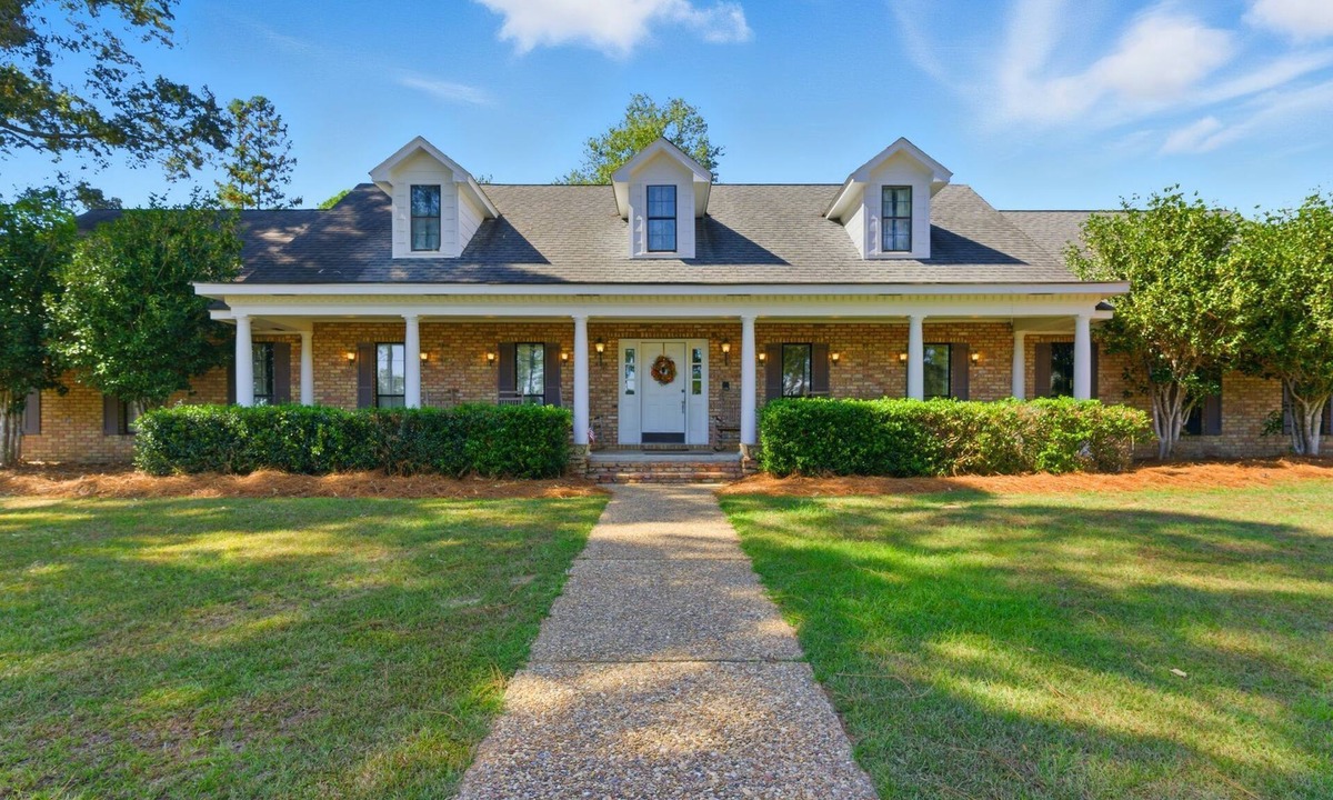 Hattiesburg House | Lakefront Retreat w/Private Cove & 12 Acres